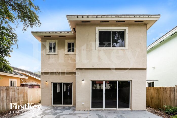 Building Photo - 3347 NE 4th St