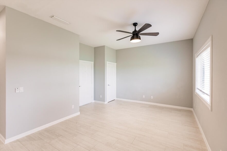Building Photo - 3200 Village Walk Cir