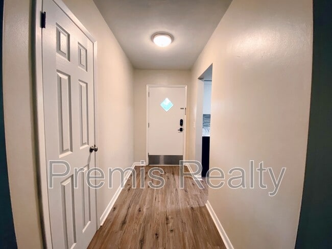 Building Photo - 1121 Mary Jane Ln
