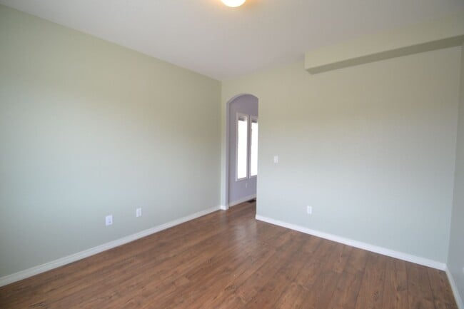 Building Photo - 5 Bed 3.5 Bath 3 Car Garage with AC