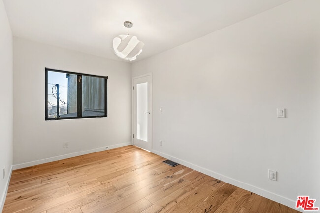 Building Photo - 3921 Clayton Ave W