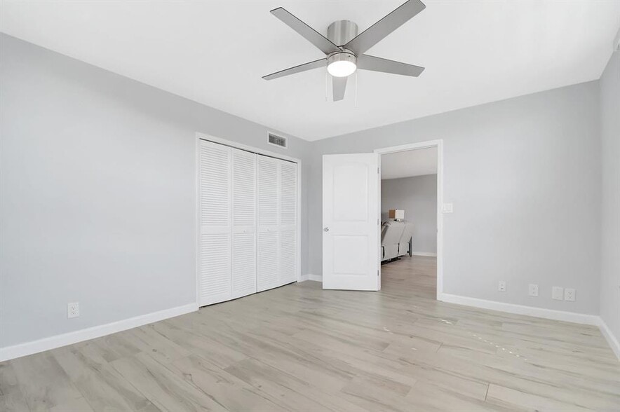 Building Photo - 3000 NE 48th Ct