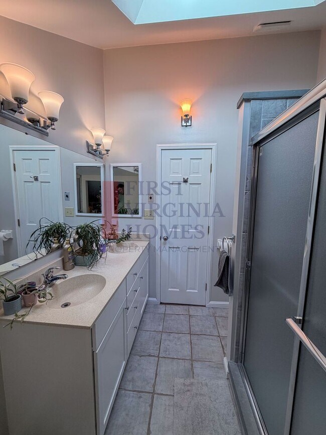 Building Photo - Furnished 4Bedroom/3.5 Bath Home in Ivy