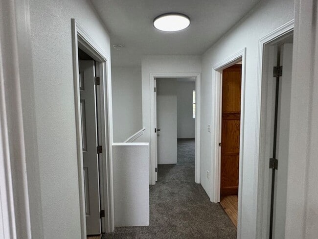 Building Photo - COMING SOON - 3 BEDROOM TOWNHOME W/ GARAGE- FRESH PAINT AND NEW FLOORING
