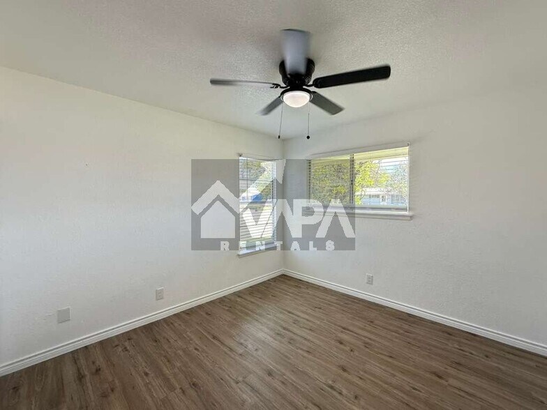 Building Photo - 315 Jamaica Dr