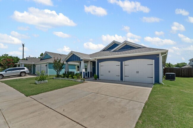 Building Photo - Craftsman in Cleburne