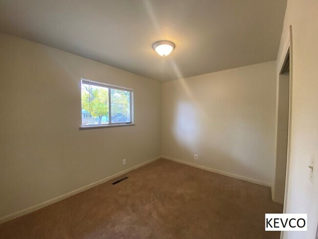 Building Photo - Incredibly Spacious House!