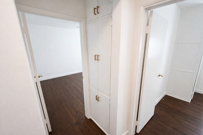 Building Photo - Remodeled 2BR in NoHo – Brand New Kitchen, 2 Parking Spaces, Walk to NoHo West Mall