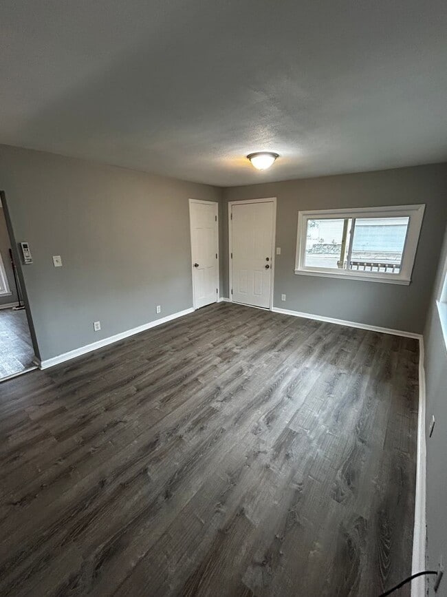 Building Photo - CUTE 1 BEDROOM HOUSE WITH PRIVATE FENCED BACKYARD QUIET STREET