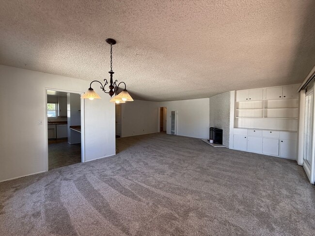 Building Photo - Centrally Located Single Story Ranch Style...