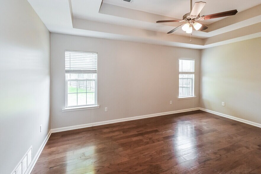 Building Photo - 8415 Linda Shore Dr N