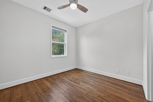 Building Photo - 1630 W 24th St