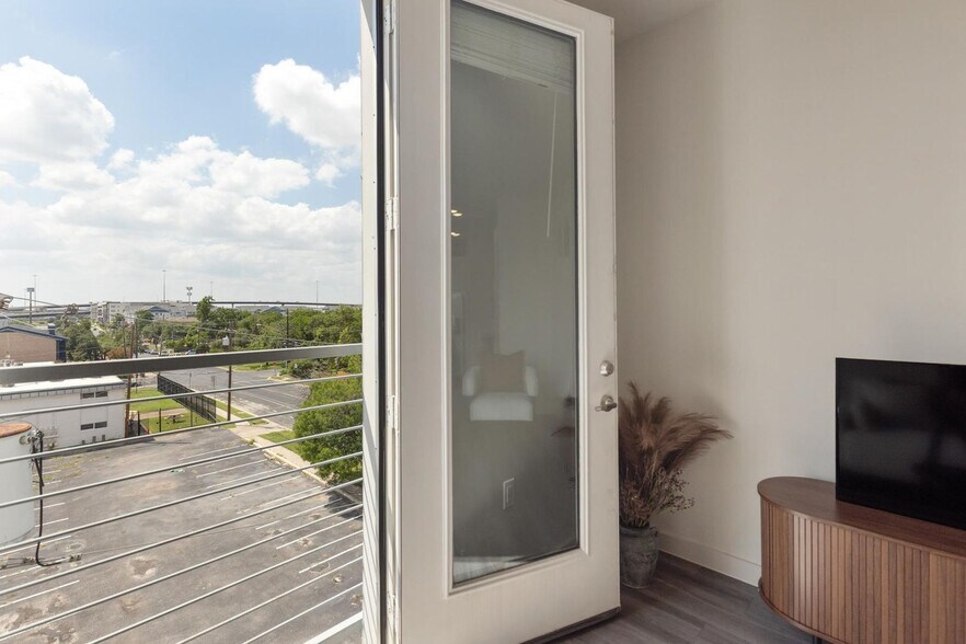 Building Photo - 5820 1/2 Cameron Rd