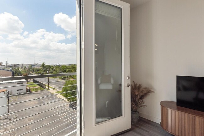 Building Photo - 5820 1/2 Cameron Road-SI FL4-ID1303396P