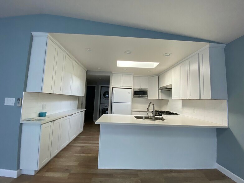 Building Photo - 631 Skyline Dr