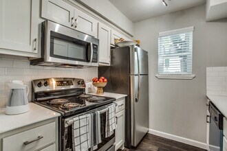 Building Photo - Medical Center Apartments - Super Deal!