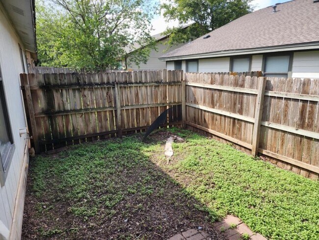 Building Photo - 515 Luther Dr