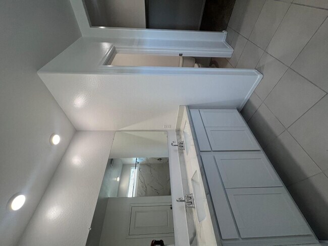 Building Photo - 15645 W Desert Hollow Dr