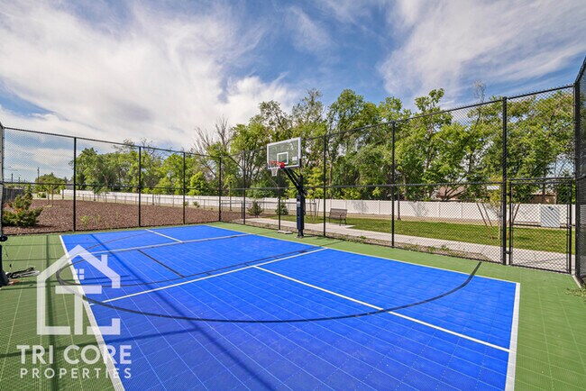 Building Photo - 143 E Lavalle Ct