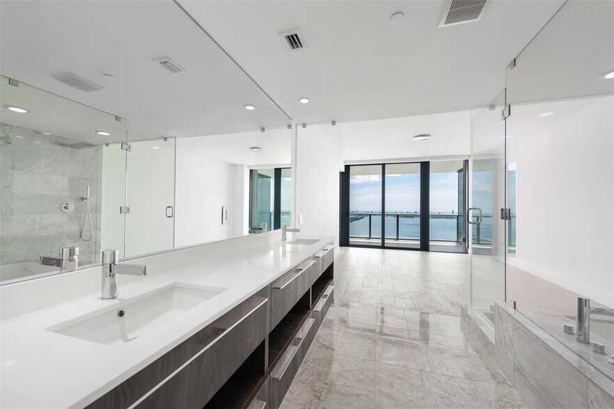 Building Photo - 3131 NE 7th Ave