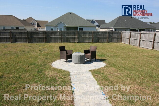 Building Photo - Gorgeous 4 BD/3.5 BA Executive Home w/Spacious Fenced Yard