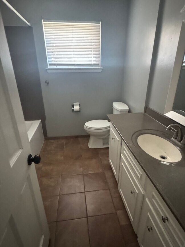 Building Photo - 3 Bedroom 2 Bath Home