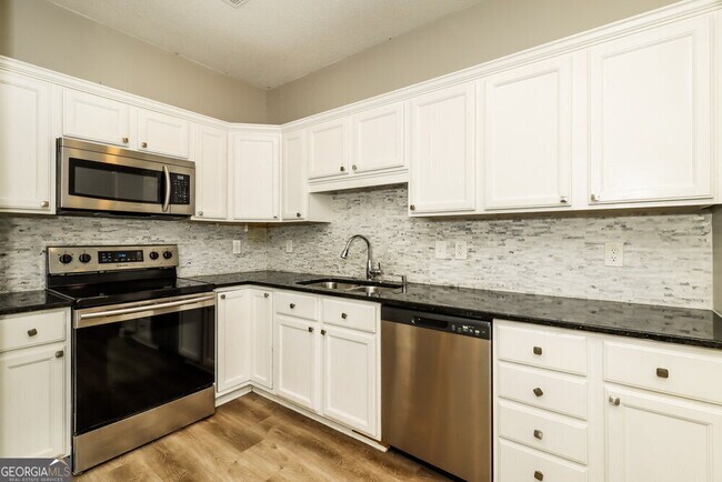 Building Photo - 4048 Golfview Ct