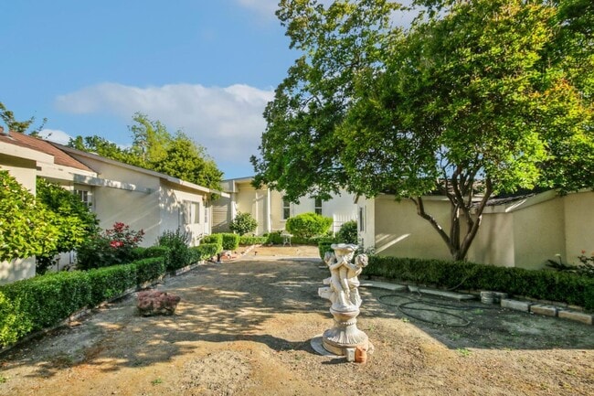 Building Photo - Pendegast House-ADU