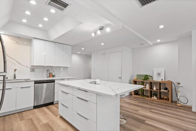 Building Photo - 321 S San Vicente Blvd