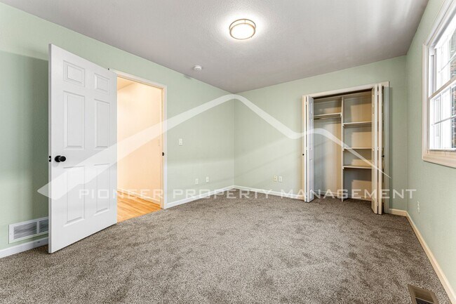 Building Photo - Beautiful Home with Fenced Back Yard and Cozy Fireplace