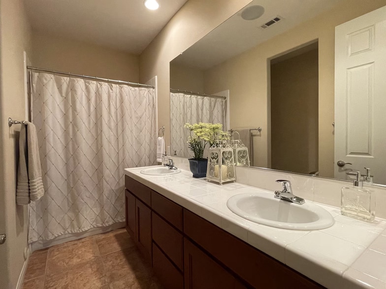 Guest Bathroom, Dbl Vanity - 49 Vista Mirage Way