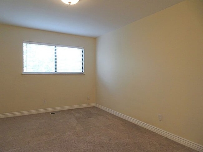 Building Photo - Great location on Cul-de-Sac
