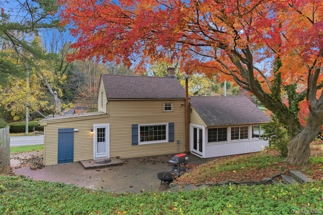 Building Photo - 327 W Neck Rd