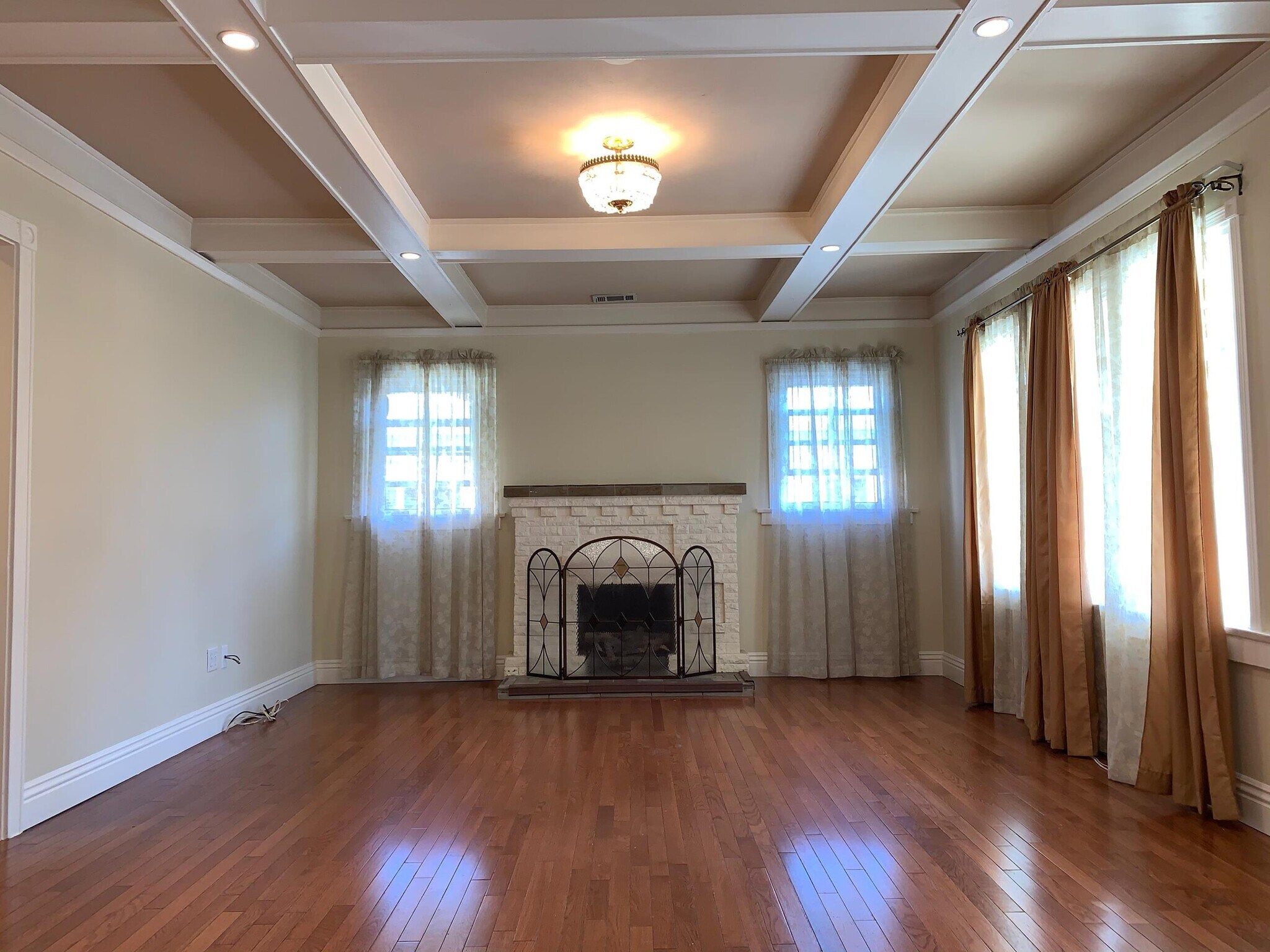 Building Photo - 1734 N Berendo St