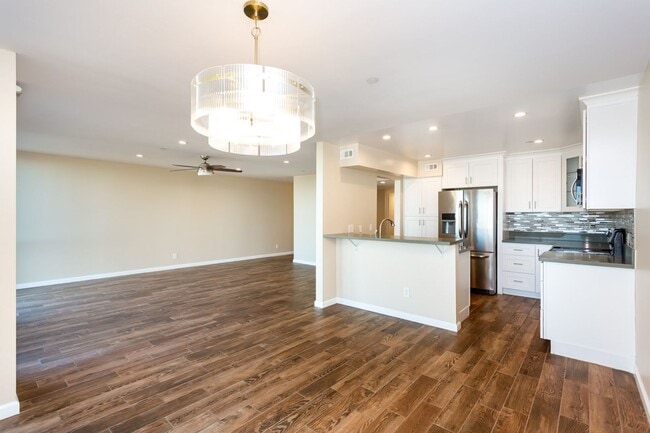 Building Photo - Stunning Bay View Condo in Bankers Hill