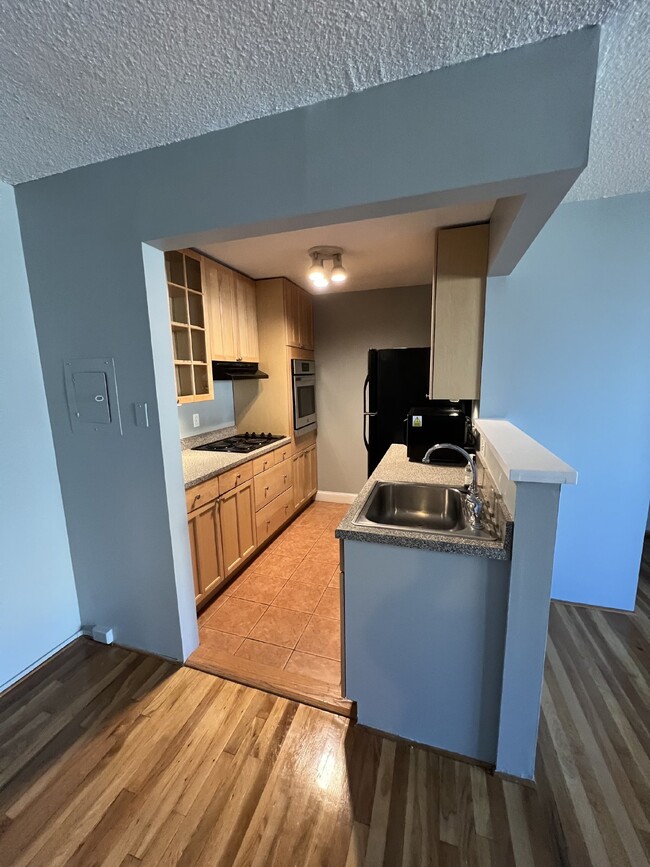 Building Photo - 1BD/1BA Charming Baltimore Condo