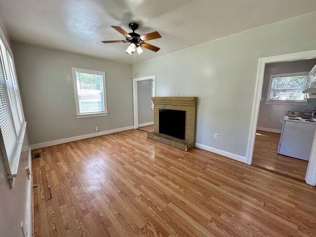 Building Photo - Newly Renovated 2 Bedroom 1 Bathroom Home