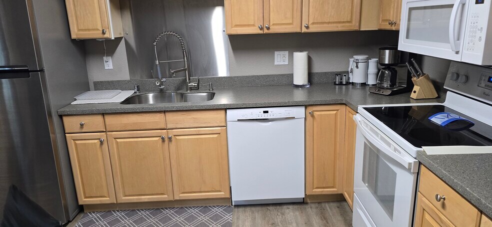 Building Photo - 1208 Denali St