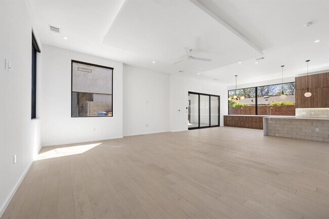 Building Photo - 2411 Winsted Ln