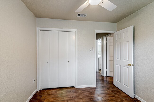 Building Photo - 1710 Blindlake Dr