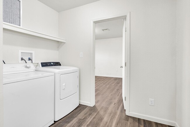 Building Photo - 6 Bedroom! 4 1/2 BATHS!  ASU! Diving Pool! Less than 1 mile to campus