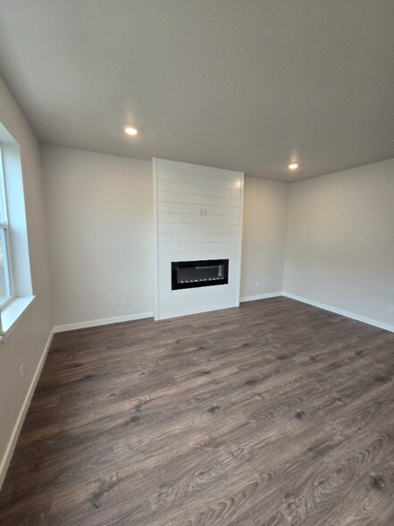 Building Photo - 9314 SE Snowberry Ct