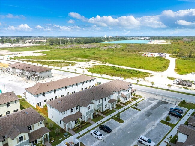 Building Photo - 2661 SE 28th St