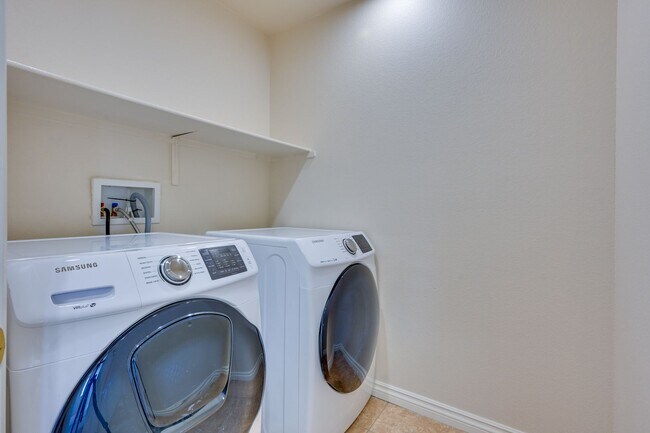 Building Photo - NW 3 bedroom!! Community Pool!! Playground...