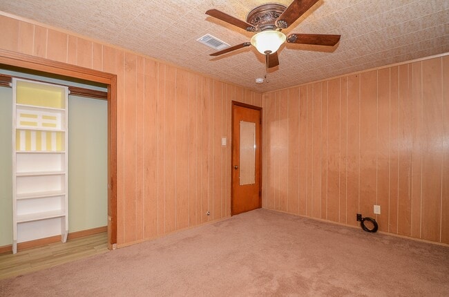 Building Photo - 142 Victoria Dr