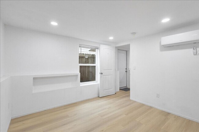 Building Photo - 2246 Encinal Ave