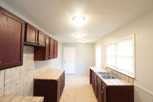 Building Photo - 3 Bedroom, 1.5 Bath! New on the Market and Newly Renovated! Better Hurry!!