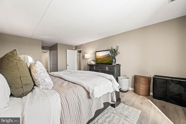 Building Photo - 11208 Valley Forge Cir