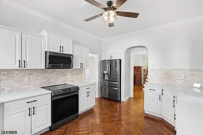 Building Photo - 510 Center St