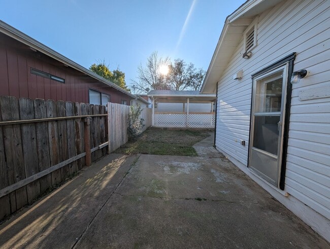 Building Photo - Two Bedroom House Downtown near Shasta High School